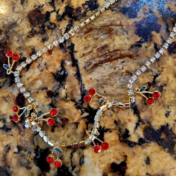 Crystal red cherry choker with crystal gold chain - Picture 3 of 6